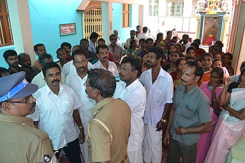 ரப்பர் தோட்டத் தொழிலாளர்களை பணி நிரந்தரம் செய்ய வலியுறுத்தி போராட்டம்