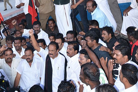 போர்குற்றங்களில் இருந்து இலங்கையை தப்பிக்க வைக்க காமன்வெல்த் மாநாட்டை இந்தியாதான்  நடத்துகிறது: வைகோ 