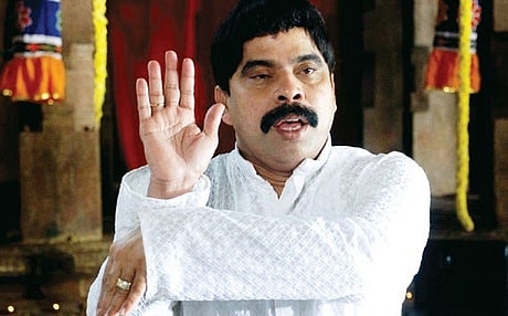 செக் மோசடி வழக்கில் பவர்ஸ்டார் சீனிவாசனுக்கு பிடிவாரண்ட்: சமரசம் பேசித் தவிர்த்தார்!