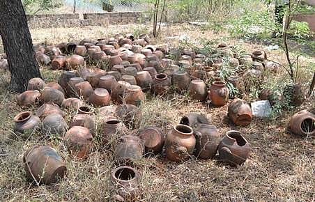 ஆட்சியர் அலுவலகத்தில் பயன்படுத்தாமல் வெளியில் வீசப்பட்ட மண்பானைகள்