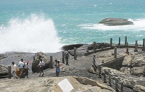 பாறைகளைக் கொண்ட முட்டம் கடற்கரை 