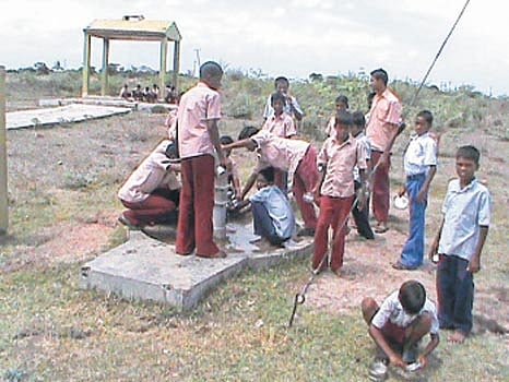 மயானக் கொட்டைகையில் மதிய உணவு!