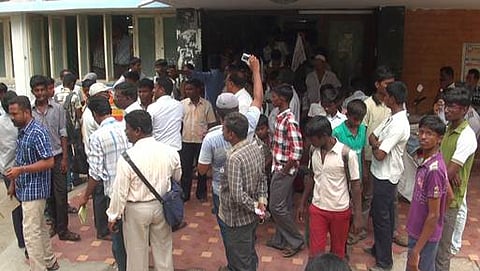 முதன்மைக் கல்வி அலுவலகத்தை இந்திய மாணவர் சங்கத்தினர் முற்றுகை