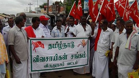 தமிழக விவசாயிகள் சங்கம் சார்பில் விவசாயிகளுக்கு நிவாரணம் வழங்க வலியுறுத்தி ஆர்ப்பாட்டம்