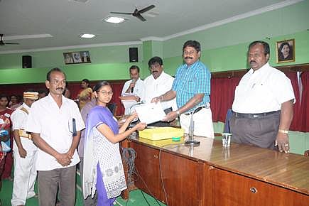 மக்கள் குறைதீர்க்கும் நாள் கூட்டத்தில் ரூ.13.07 லட்சத்தில் பல்வேறு நலத்திட்ட உதவிகளை ஆட்சியர் வழங்கினார்