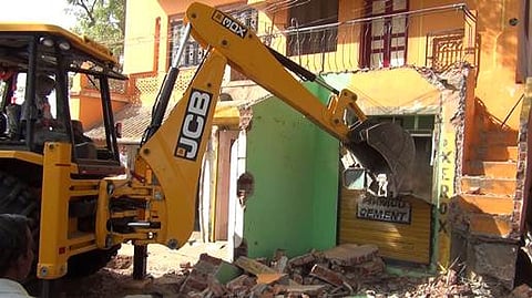 பலத்த பாதுகாப்புடன் நெடுஞ்சாலையில் ஆக்கிரமிப்புகள் அகற்றம் 