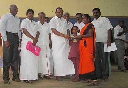 ஆலங்குளத்தில் மாணவர்களுக்கு கல்விஉதவித்தொகை வழங்கும் விழா