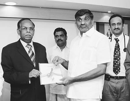 "மலத்தில் ரத்தம் வெளியேறினால் மருத்துவரை அணுக வேண்டும்'