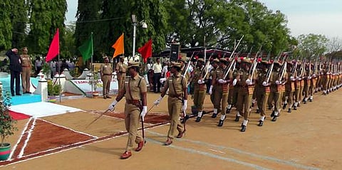 விருதுநகரில் சுதந்திர தினவிழா: தேசிய கொடி ஏற்றி வைத்து காவல்துறையினரின் அணிவகுப்பு மரியாதையை ஏற்றார் ஆட்சியர் 