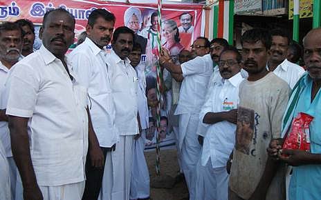 ஆலங்குளத்தில் காங்கிரஸ் கட்சி சார்பில் சுதந்திர தின விழா கொண்டாட்டம்