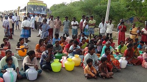 குடிதண்ணீர், அடிப்படை வசதிகளை செய்து தர வலியுறுத்தி காலிகுடங்களுடன் பொதுமக்கள் சாலைமறியல்