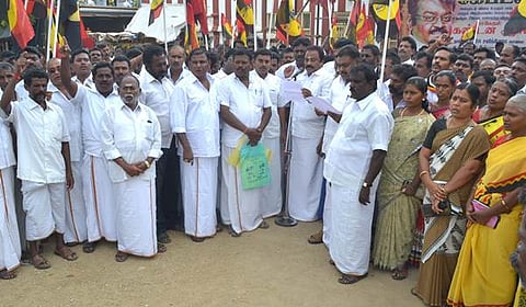 அத்தியவாசிய பொருள்களின் விலை உயர்வை திரும்ப பெற வலியுத்தி தேமுதிகவினர் ஆர்ப்பாட்டம்