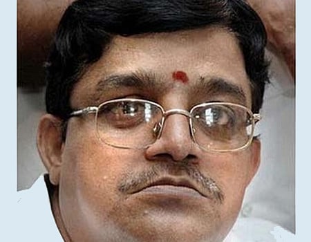 அதிமுக அணிகள் இணைப்புக்கு பிந்தைய சூழல்: தில்லியில் சட்ட வல்லுநர்களுடன் ஆலோசனை 
