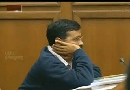 இரட்டைப் பதவி ஆதாய விவகாரம்: அரவிந்த் கேஜரிவால் உடனடியாக பதவி விலக பாஜக, காங்கிரஸ் வலியுறுத்தல்