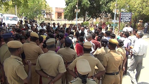 விருதுநகர் அருகே வீடுகள் மீது கல்வீச்சு சம்பவம் தொடர்பாக ஆட்சியர் அலுவலகம் முற்றுகை