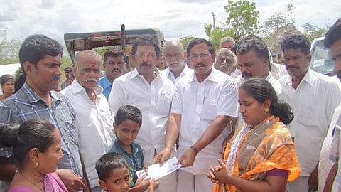 விருதுநகர் அருகே வெடிவிபத்து சம்பவத்தில் உயிரிழந்தோரின் குடும்பத்தினருக்கு எம்.எல்.ஏ நிதி உதவி