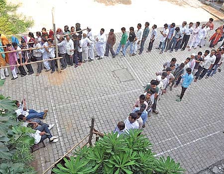 வெல்லப் போவது யார்? 15 % நடுநிலையாளர்களின் வாக்குகள் யாருக்கு?