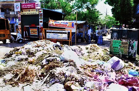 திருக்கோயில் எதிரில் கொட்டப்படும் குப்பைகளால் பொதுமக்கள் அவதி