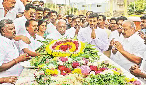 மருது சகோதரர்கள் நினைவிடத்தில் சிறப்பு பூஜை: அரசியல் கட்சியினர் மரியாதை