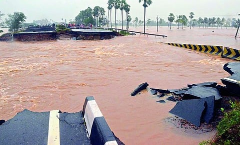 பேயென பெய்யும் மழை: வாசகர்கள் கவிதை