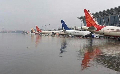 கனமழை: நாளை காலை வரை மூடப்பட்டது சென்னை விமான நிலையம்