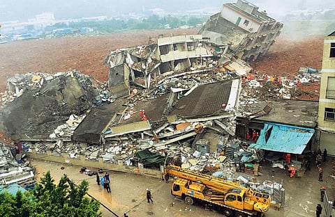 சீன நிலச்சரிவு: 60 மணி நேரத்துக்குப் பிறகு ஒருவர் உயிரோடு மீட்கப்பட்ட அதிசயம்