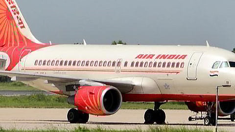 அமெரிக்கா செல்லவிருந்த 19 மாணவர்கள் தடுத்து நிறுத்தம்