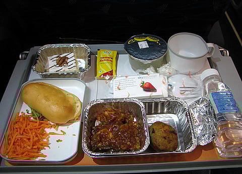 குறைந்த தூரப் பயணிகளுக்கு அசைவ உணவு வழங்கப்படுவதே இல்லை: ஏர் இந்தியா விளக்கம்