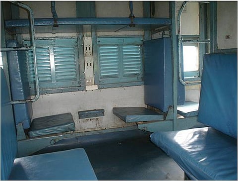 ரயில்களில் மூத்த குடிமக்களுக்கு 
மீண்டும் கட்டணச் சலுகை: கனிமொழி எம்.பி.யிடம் மனு