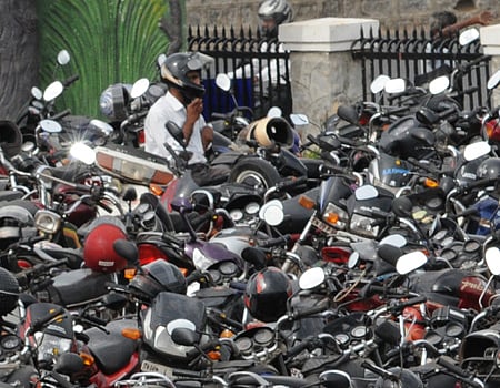 திருட்டு வாகனங்களின் புகலிடமாகும் வாகன நிறுத்தும் மையங்கள்