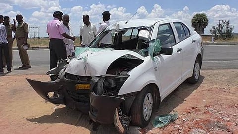 விருதுநகர் அருகே வாகன விபத்தில் ஒருவர் சாவு: 3 பேர் படுகாயம்