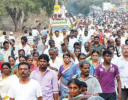 கொளுத்தும் வெயிலையும் பொருட்படுத்தாமல் திருவண்ணாமலையில் 2வது நாளாக பக்தர்கள் கிரிவலம்