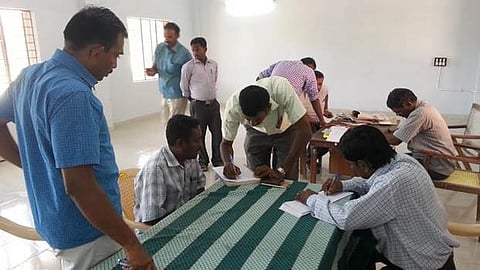 விருதுநகரில் துப்பாக்கி உரிமம் பெயர் மாற்ற ரூ.15 ஆயிரம் லஞ்சம் பெற்ற அரசு அலுவலர் கைது