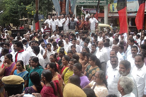 மதுவிலக்கை அமல்படுத்தக் கோரி வெட்டுவெந்நியில் திமுக ஆர்ப்பாட்டம்