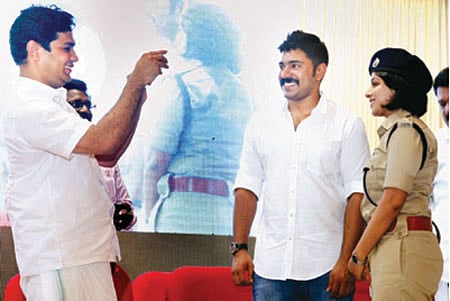 போலீஸ்  அதிகாரி, நடிகருடன் படம் பிடித்துக் கொள்ளலாமா?