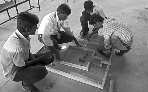 மூன்று மணி நேரத்தில் கழிப்பறை : மாணவர்களின் கண்டுபிடிப்பு!