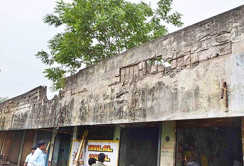 இடிந்து விழும் நிலையில் நகராட்சி வணிக வளாகம்