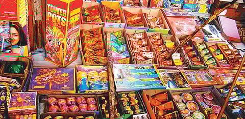 பட்டாசுக் கடை: சட்ட விதிமுறைகளைப் பின்பற்றினால்தான் உரிமம்