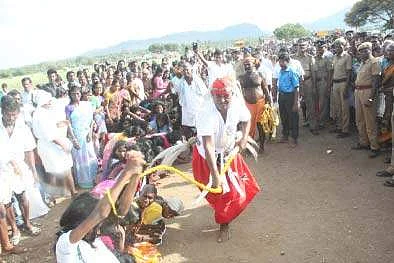 பேய் விரட்டும் நிகழ்வில் பெண்களை சாட்டையால்  அடித்த கோயில் பூசாரி.
