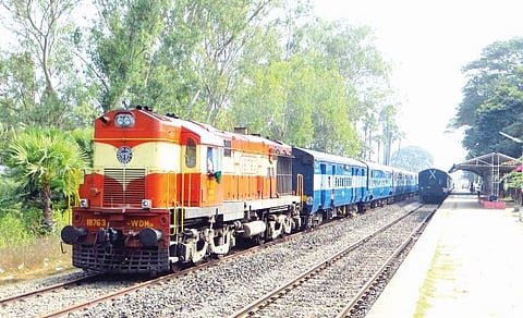 கர்ப்பிணிக்காக பின்னோக்கிச் சென்ற ரயில்!