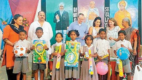 "சேவாலயா" மையத்தில் நடைபெற்ற காந்தி ஜயந்தி விழாவில், மாணவர்களுக்கு பரிசுகளை வழங்கிய ஐ.கே.கே.டி. நிறுவன தலைமை அதிகாரி டாம்லுக்கே.