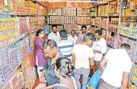 சென்னை தீவுத் திடலில் பிரத்யேகமாக அமைக்கப்பட்டுள்ள பட்டாசு கடைகளில் ஆர்வமுடன் வாங்கும் பொதுமக்கள்.