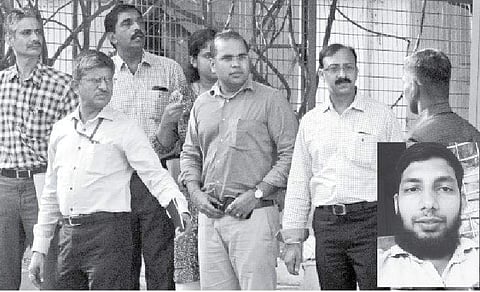 சந்தேகத்துக்குரிய இளைஞர்களிடம் திங்கள்கிழமை விசாரணை நடத்திவிட்டு  கோவை மாநகரக் காவல் ஆணையர் அலுவலகத்திலிருந்து திரும்பும்  தேசிய புலனாய்வு அமைப்பின் அதிகாரிகள்.  (உள்படம்) தா.சுவாலிக் முகம்மது என்ற யூ