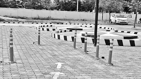 கரூர் வட்டாரப் போக்குவரத்து அலுவலக வளாகத்தில்  அமைக்கப்பட்டுள்ள 'எலக்ட்ரானிக் டெஸ்டிங் டிராக்கிங்'.