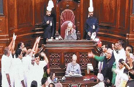 மாநிலங்களவையில் வியாழக்கிழமை அமளியில் ஈடுபட்ட எதிர்க்கட்சி உறுப்பினர்கள்.