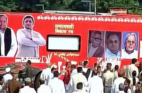 அகிலேஷ் பிரசார யாத்திரையை முதல் நாளிலேயே முடக்கிய சொகுசுப் பேருந்து