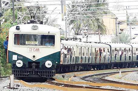 சென்னை சென்ட்ரல் - கும்மிடிப்பூண்டி மார்க்கத்தில் தாமதமாக இயக்கப்படும் மின்சார ரயில்கள்: பயணிகள் அவதி