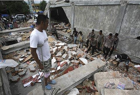 இந்தோனேசியா நிலநடுக்கத்தில் 100 பேர் பலி: 45 ஆயிரம் பேர் வீடுகள் இன்றி தவிப்பு