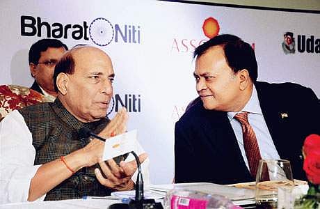 வர்த்தக அமைப்பான 'அசோசெம்' தில்லியில் புதன்கிழமை ஏற்பாடு செய்திருந்த 'பாதுகாப்பு உற்பத்தி' தொடர்பான மாநாட்டில் பங்கேற்ற மத்திய உள்துறை அமைச்சர் ராஜ்நாத் சிங். உடன் 'அசோசெம்' அமைப்பின் தலைவர் சுனில் கன