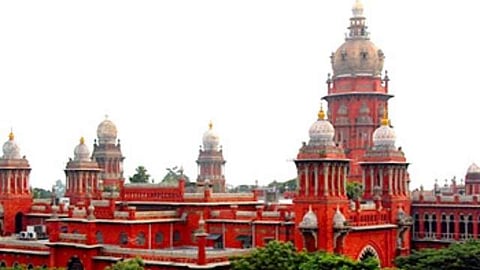 நீா்நிலைகளில் கட்டடம்: அதிகாரிகள் மீது நடவடிக்கை எடுக்க அரசுக்கு உத்தரவு
